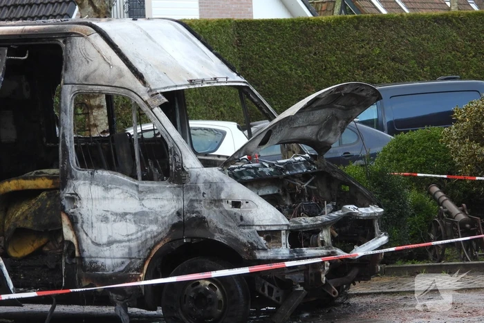 Bestelbus zwaar beschadigd door brand, vermoedelijk brandstichting