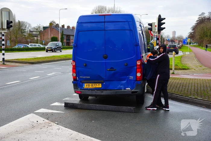 Aanhouding na ongeval tussen auto en bestelbus