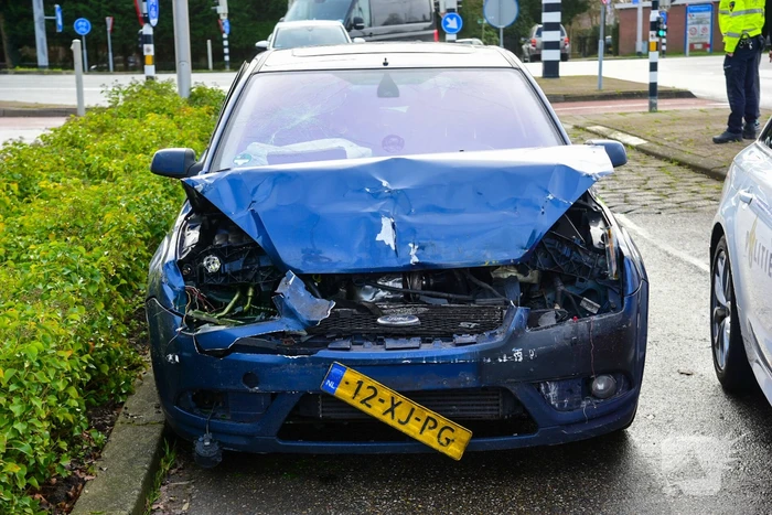 Aanhouding na ongeval tussen auto en bestelbus