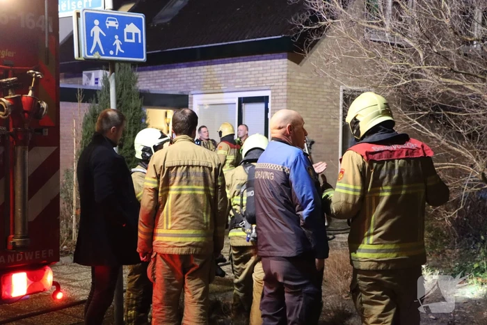 Personenauto vat vlam onder carport