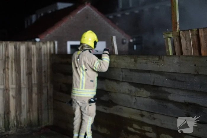 Metershoge vlammen tegen gevel bij buitenbrand