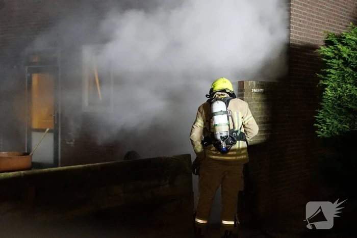 Metershoge vlammen tegen gevel bij buitenbrand
