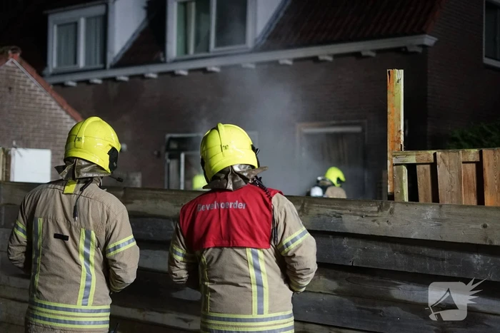 Metershoge vlammen tegen gevel bij buitenbrand