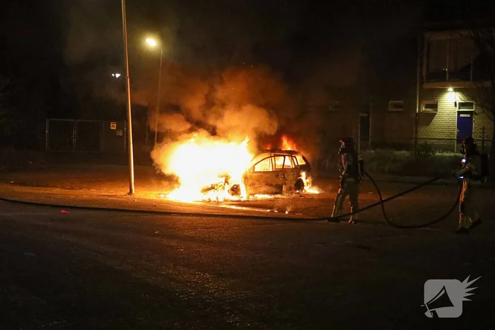 Personenwagen op parkeerplaats Monkey Town verwoest