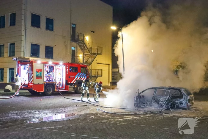 Personenwagen op parkeerplaats Monkey Town verwoest