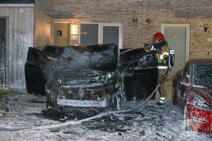 Vuur verwoest auto op oprit