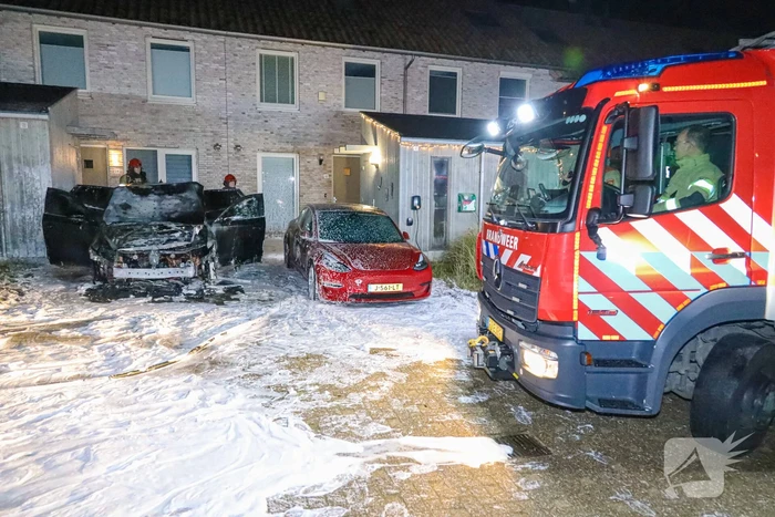 Vuur verwoest auto op oprit