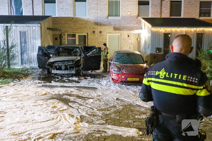 Vuur verwoest auto op oprit