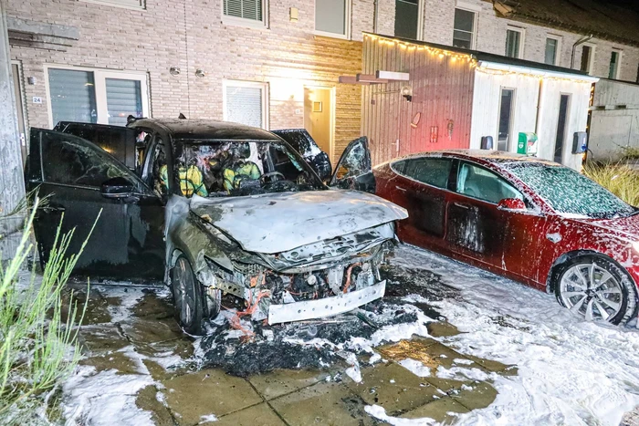 Vuur verwoest auto op oprit