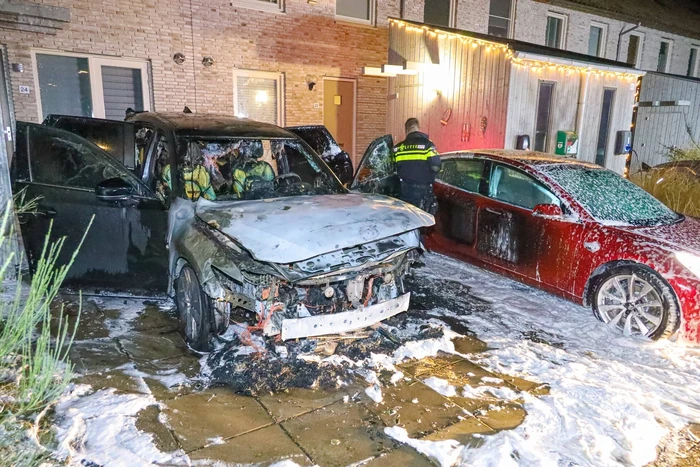 Vuur verwoest auto op oprit