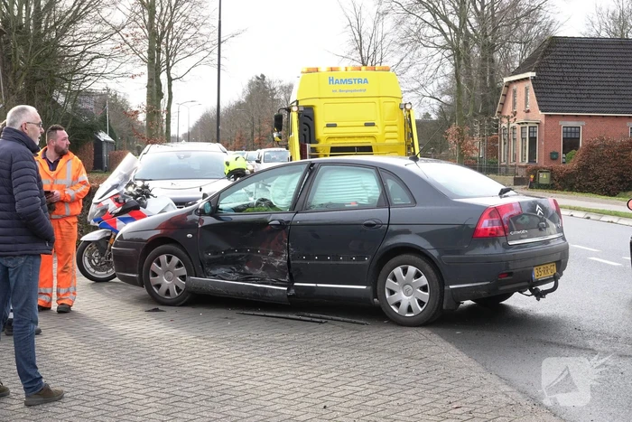 Twee voertuigen botsen op elkaar