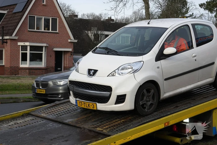 Twee voertuigen botsen op elkaar