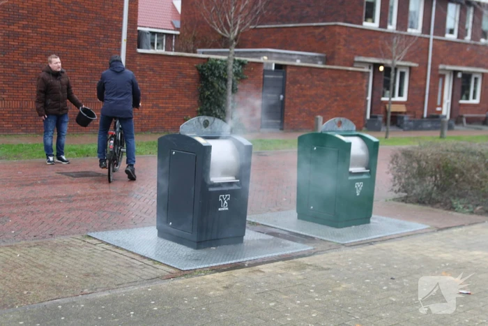 Brandweer blust brand in ondergrondse container