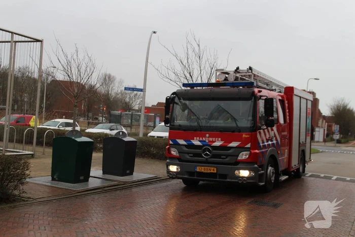 Brandweer blust brand in ondergrondse container