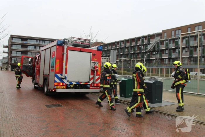 Brandweer blust brand in ondergrondse container