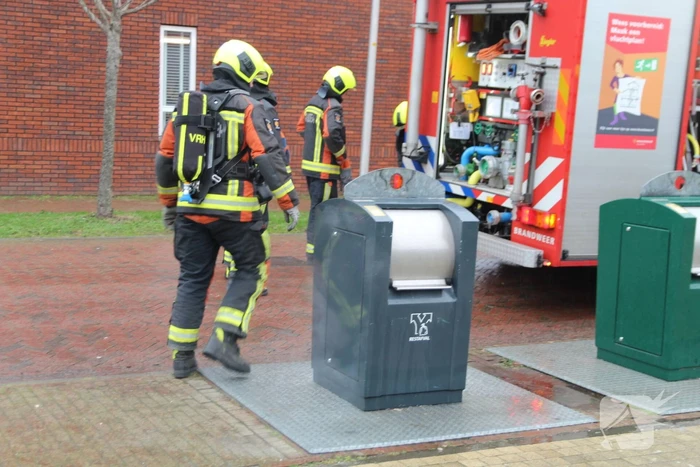 Brandweer blust brand in ondergrondse container