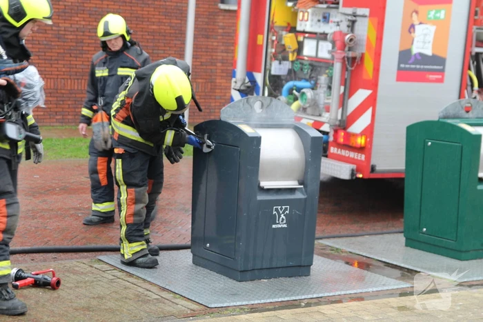 Brandweer blust brand in ondergrondse container