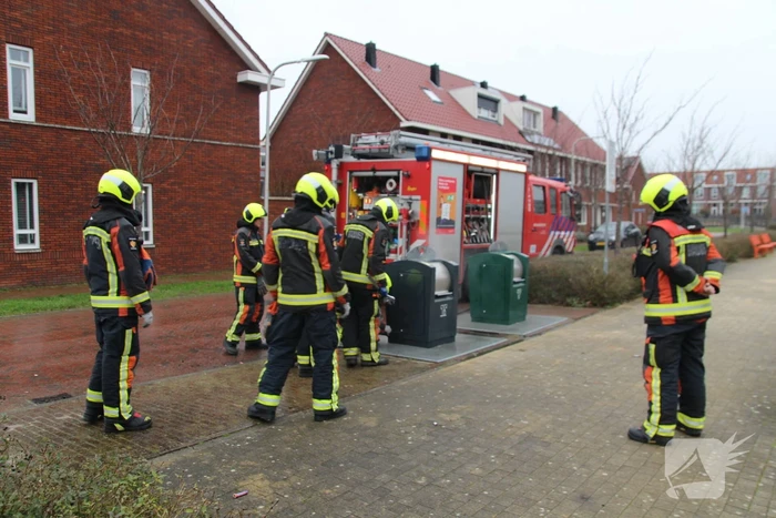 Brandweer blust brand in ondergrondse container