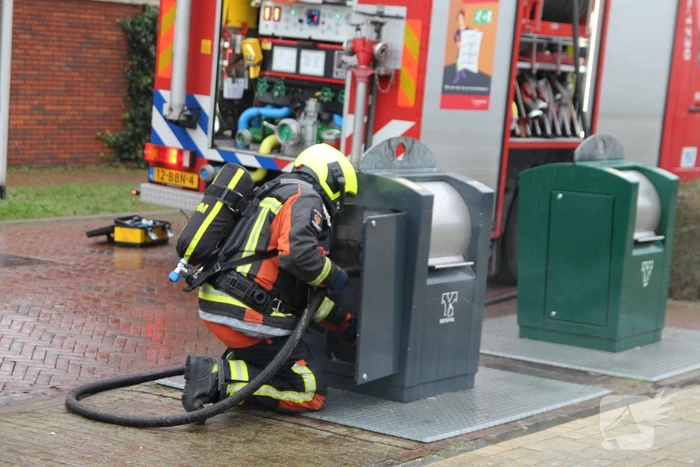Brandweer blust brand in ondergrondse container