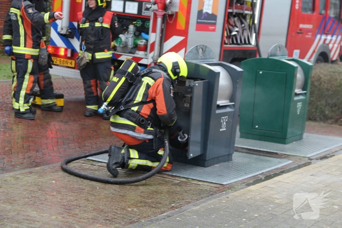 Brandweer blust brand in ondergrondse container