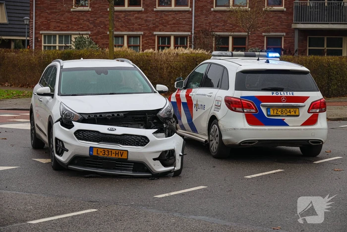 Twee personenwagens botsen op kruising
