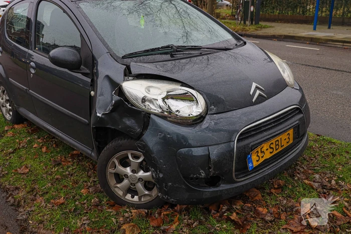 Twee personenwagens botsen op kruising