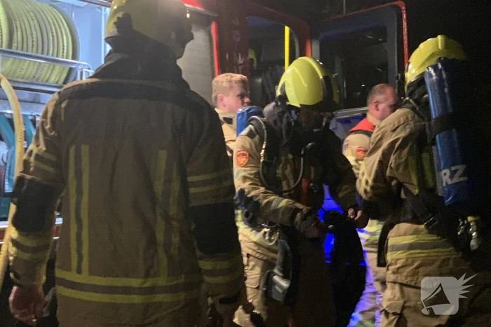 Container uitgebrand achter schuren
