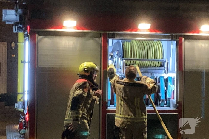 Container uitgebrand achter schuren