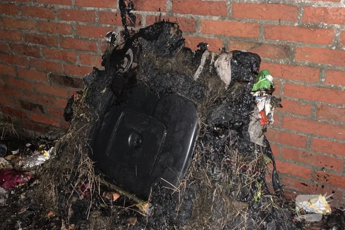 Container uitgebrand achter schuren