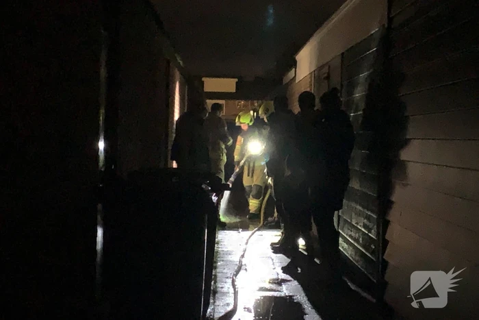 Container uitgebrand achter schuren