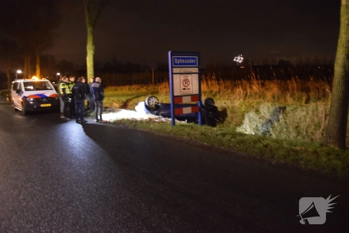 Dronken automobilist belandt in de sloot
