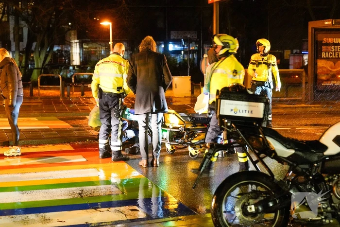 Automobilist rijdt voetganger aan op zebrapad