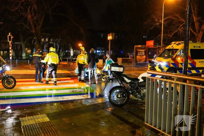 Automobilist rijdt voetganger aan op zebrapad