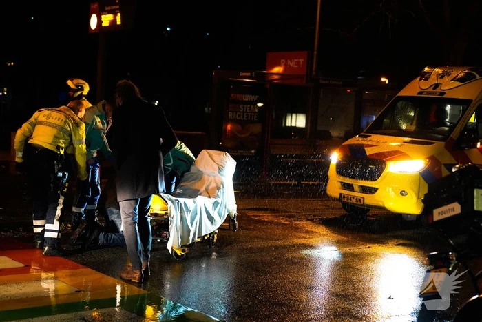 Automobilist rijdt voetganger aan op zebrapad