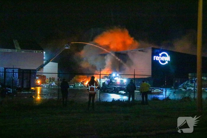 Berg met afval in brand op industrieterrein