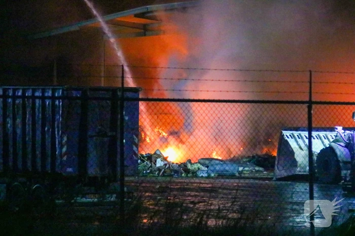 Berg met afval in brand op industrieterrein