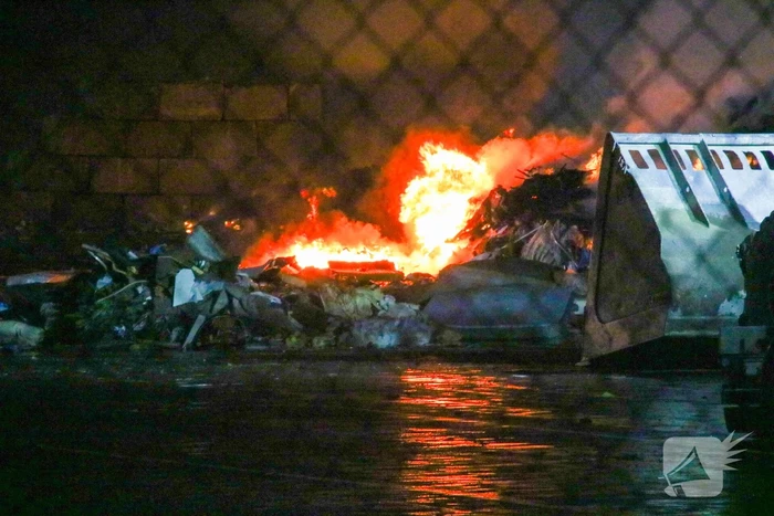 Berg met afval in brand op industrieterrein