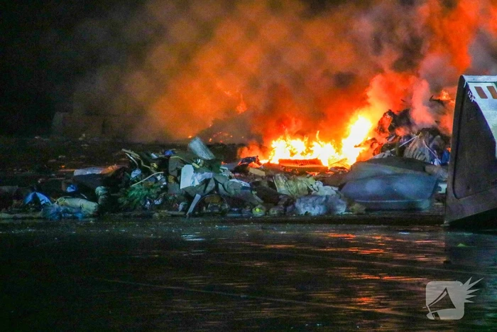 Berg met afval in brand op industrieterrein