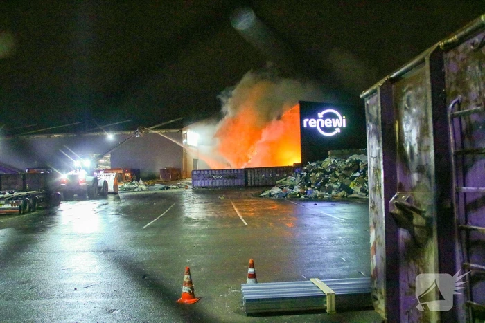 Berg met afval in brand op industrieterrein