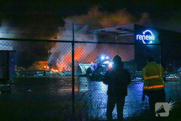 Berg met afval in brand op industrieterrein