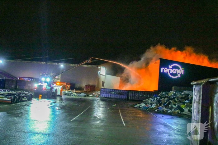 Berg met afval in brand op industrieterrein