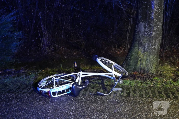 Hulp aan gevallen fietster op donkere weg