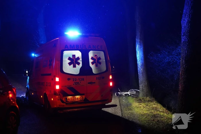 Hulp aan gevallen fietster op donkere weg