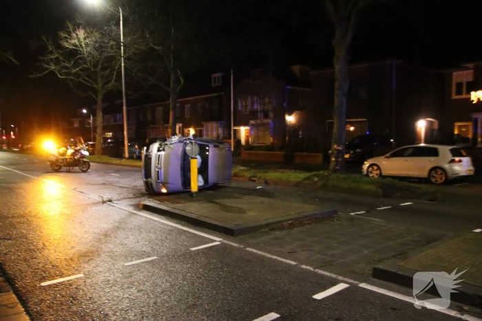 Auto belandt op zijkant na eenzijdig ongeval
