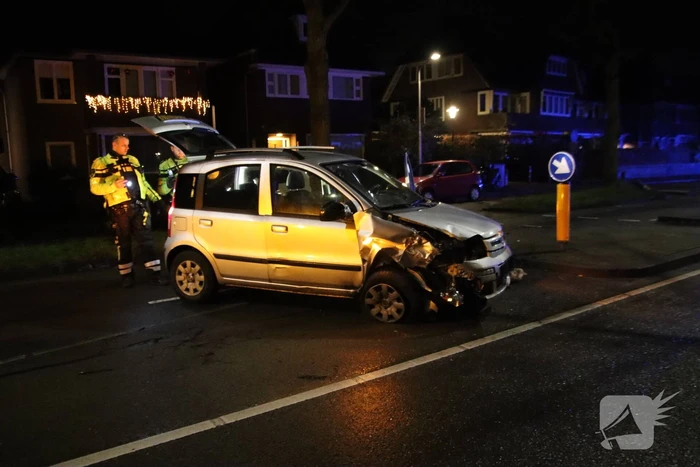 Auto belandt op zijkant na eenzijdig ongeval