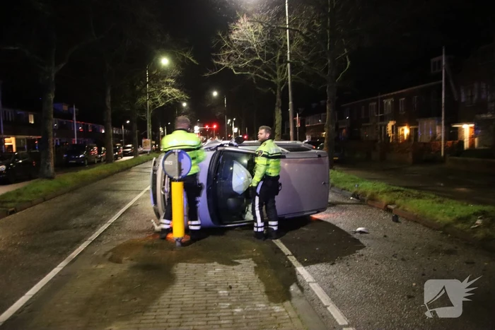 Auto belandt op zijkant na eenzijdig ongeval