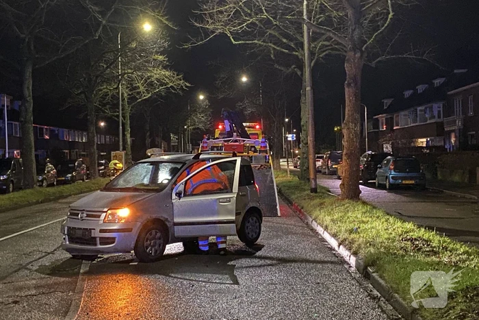 Auto belandt op zijkant na eenzijdig ongeval