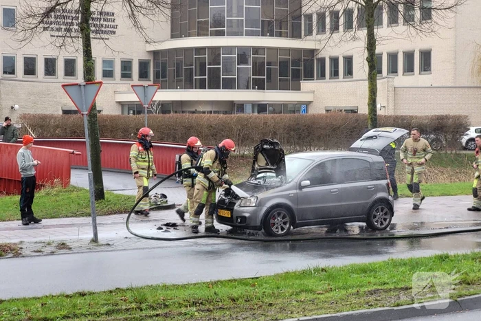 Veel rook bij brand in motorkap