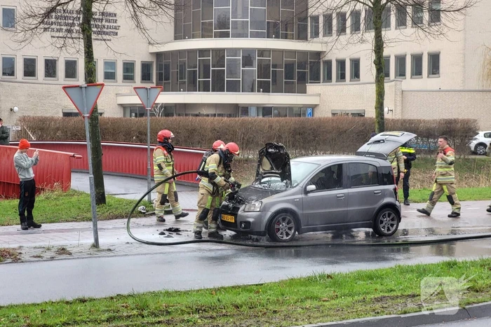 Veel rook bij brand in motorkap