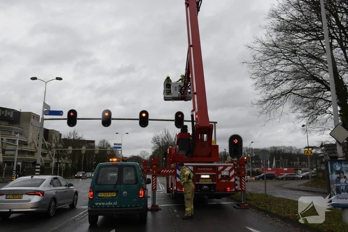 Brandweer verwijdert rand van loshangend verkeerslicht